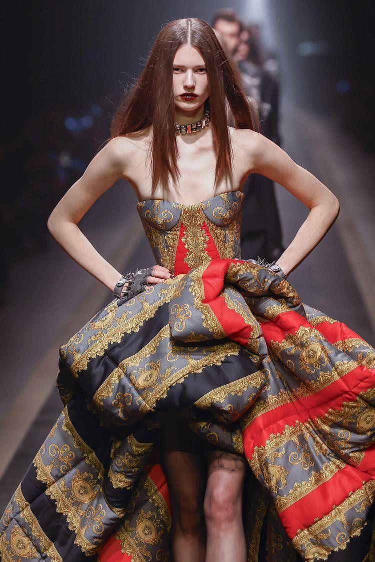 Una delle uscite della collezione Versace per l'autunno-inverno 2025 (Ipa/Fotogramma)
