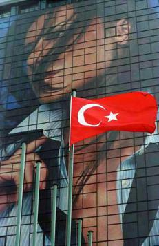 La bandiera della Turchia a Istanbul (foto Iberpress)