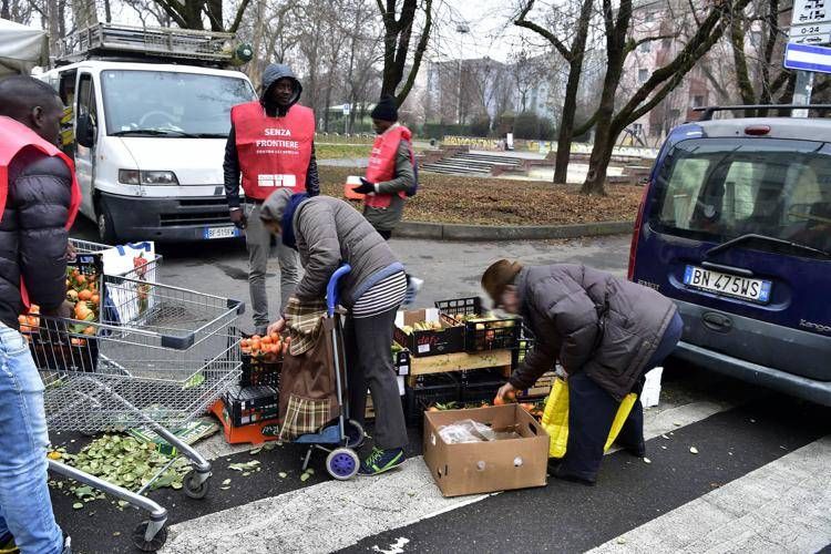 Persone a rischio povertà - Fotogramma