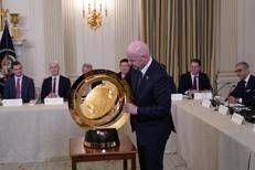 Il presidente della Fifa Infantino con il trofeo del Mondiale per Club - Fotogramma/IPA