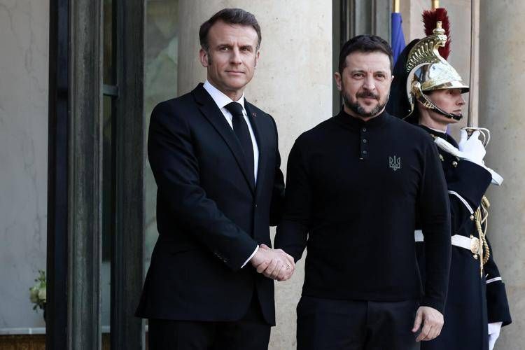 Ucraina, Macron vede Zelensky: "Russia accetti tregua 30 giorni senza precondizioni" Ucraina, Macron vede Zelensky: "Russia accetti tregua 30 giorni senza precondizioni"