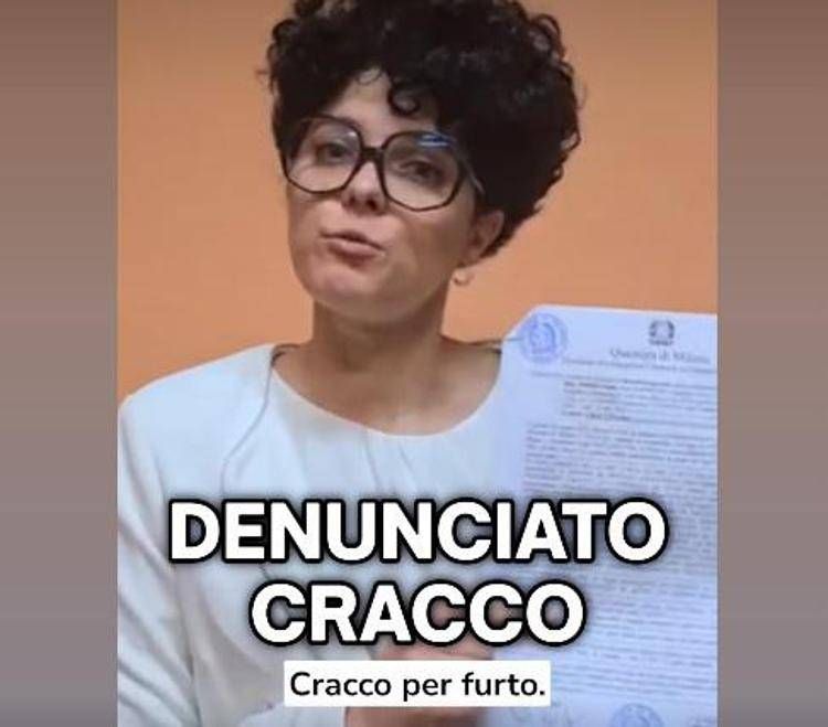 Ultima Generazione denuncia Carlo Cracco per furto: "Sottratto telefono di attivista" Ultima Generazione denuncia Carlo Cracco per furto: "Sottratto telefono di attivista"