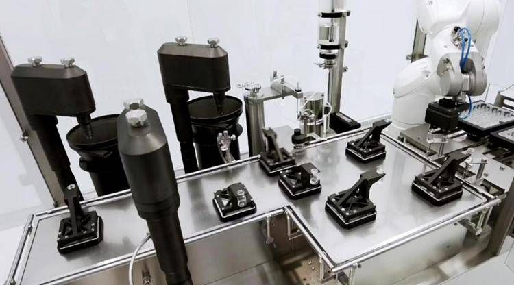 Tecnologia Planar Motor, innovativo sistema di trasporto a levitazione magnetica per flaconi, siringhe e carpulle