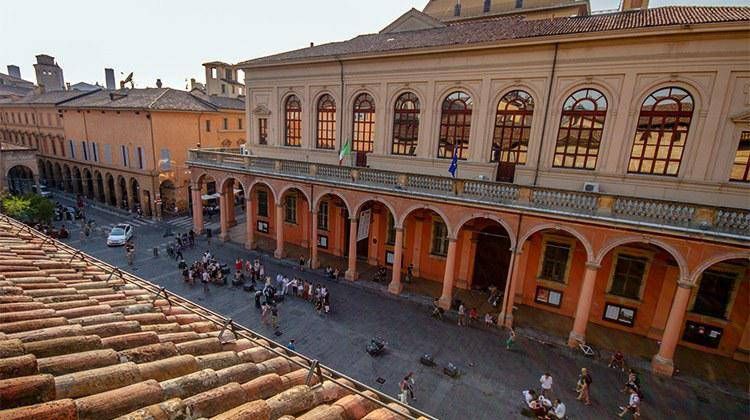 Bologna, un pomeriggio da universitari all’Alma Mater