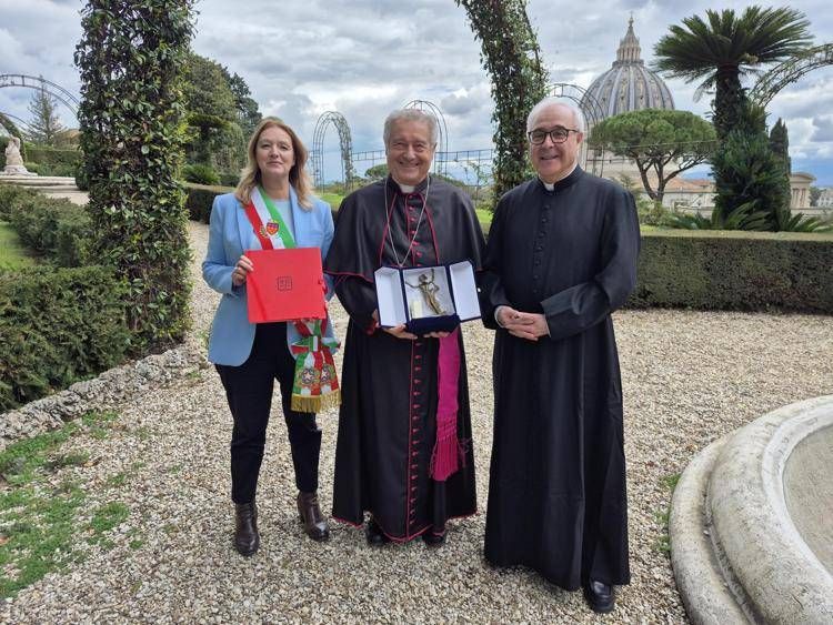 (La cerimonia di consegna - foto ufficio stampa Diocesi di Prato)