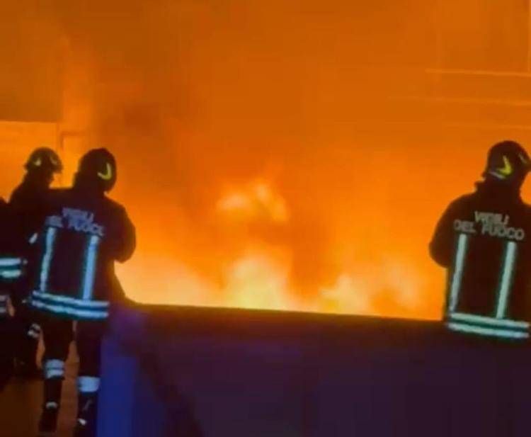 I vigli del fuoco alle prese con il rogo agli stabilimenti di Ostia