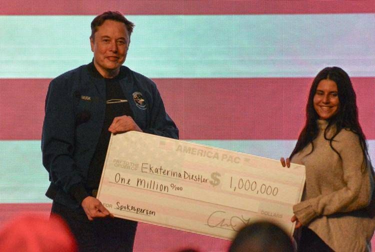 Musk consegna l'assegno  - (Afp)