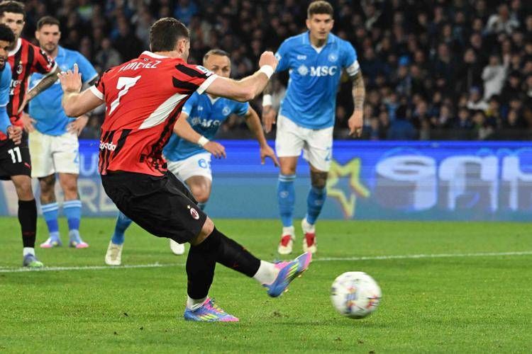 Il rigore sbagliato da Santiago Gimenez - Ipa/Fotogramma