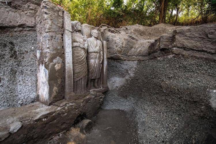 A Pompei affiora rilievo funebre da tomba monumentale