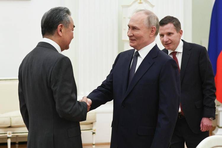 Wang Yi con Vladimir Putin - Fotogramma