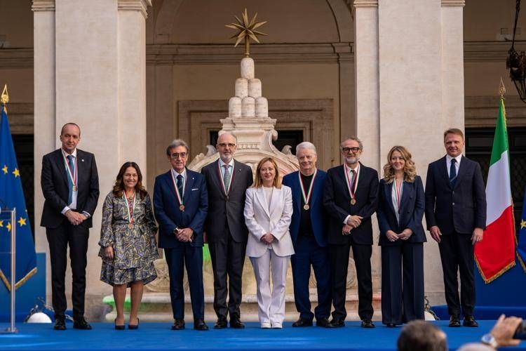 I maestri premiati con il Premier Giorgia Meloni e il ministro Francesco Lollobrigida 