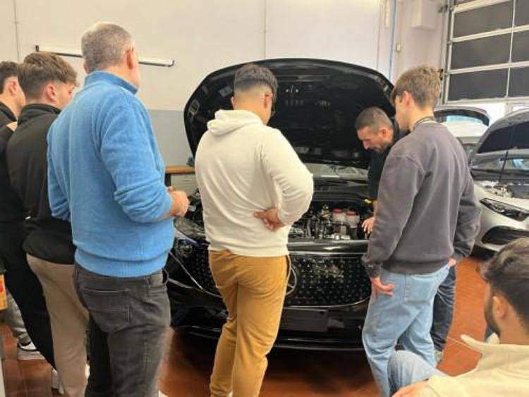 'I drive Mercedes-Benz', un programma che fa incontrare scuola e impresa