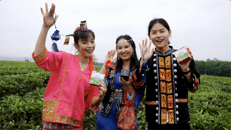 On Mar. 31, two college students, Assima Bissen and Cyrus Huang, from Hainan Lingshui Li'an International Education Innovation Pilot Zone, participated in the celebration of the traditional Li and Miao festival