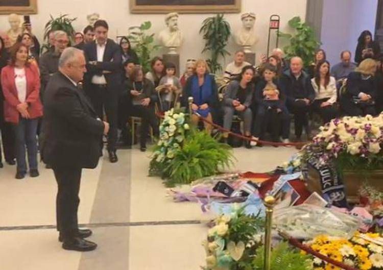 Lotito alla camera ardente di Suor Paola