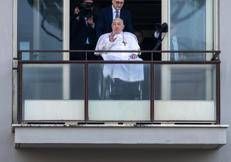 Il saluto del Papa dal Gemelli nel giorno delle dimissioni - Fotogramma /Ipa