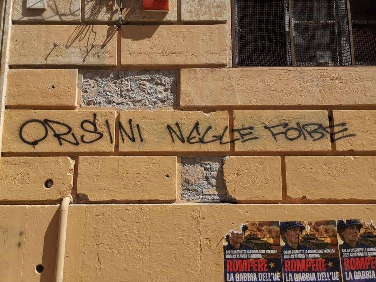 La scritta comparsa sul muro del 'Righi'