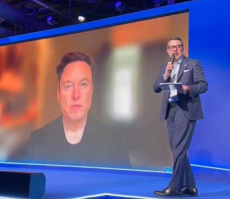 Matteo Salvini intervista Elon Musk al congresso della Lega