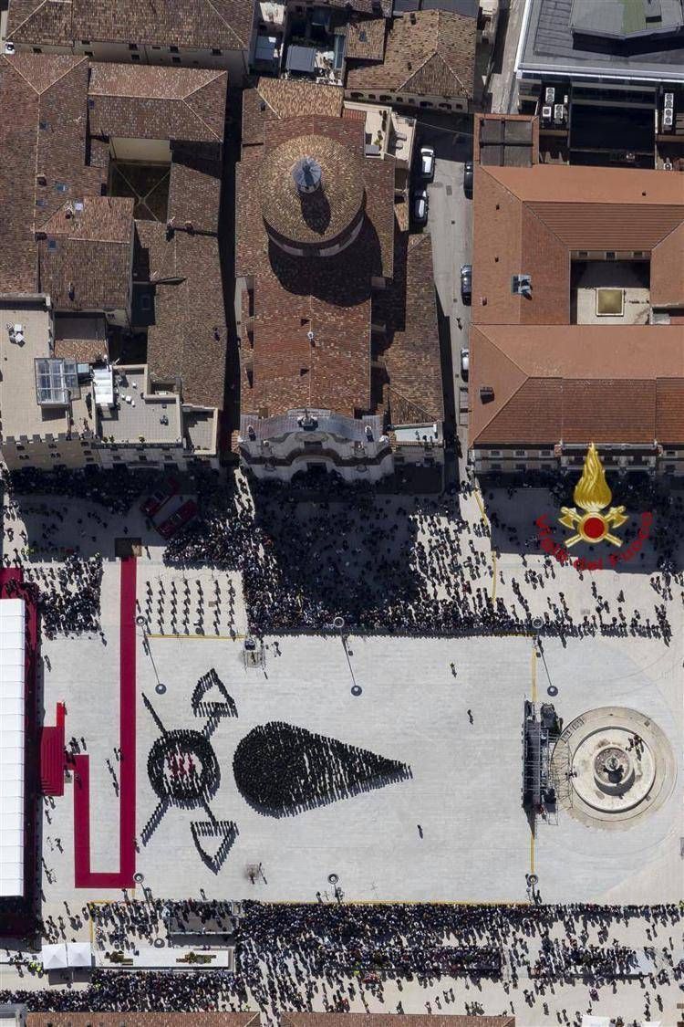 A 16 anni da terremoto l'Aquila vigili del fuoco compongono fiamma in piazza Duomo