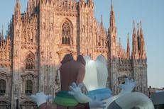 Tina e Milo, mascotte di Milano Cortina 2026, salutano il Duomo - Fotogramma/IPA