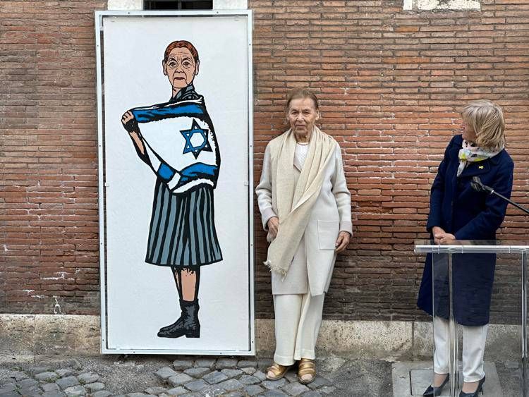 Edith Bruck accanto al murale