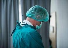 Medico con cuffia e mascherina - Ipa