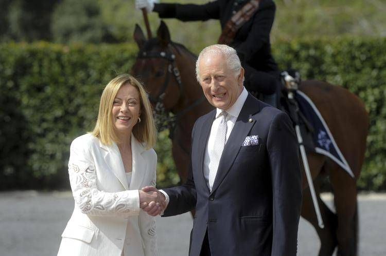 Giorgia Meloni e re Carlo - (Afp)