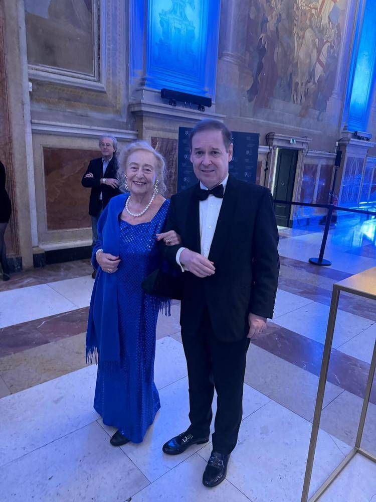 La principessa Elettra Giovanelli Marconi accanto al figlio Guglielmo 