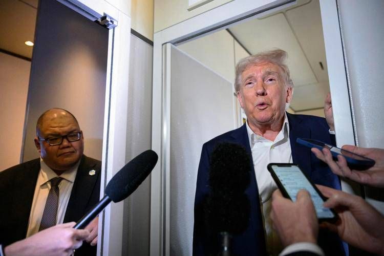 Donald Trump sull'Air Force One - Afp