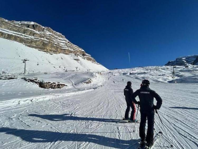 Madonna di Campiglio, parcheggia elicottero fuori pista e va a sciare: multato imprenditore Madonna di Campiglio, parcheggia elicottero fuori pista e va a sciare: multato imprenditore