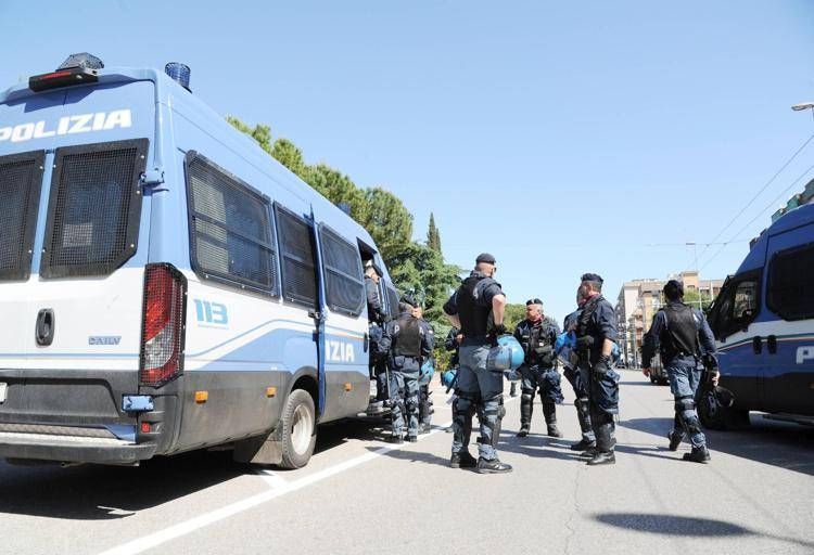 Polizia in tenuta antisommossa - FOTOGRAMMA