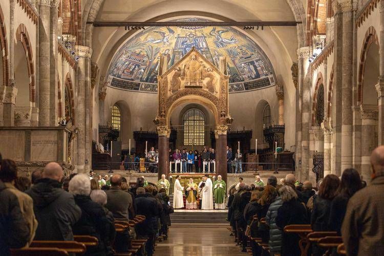 Fedeli in chiesa per la messa - (Ipa)