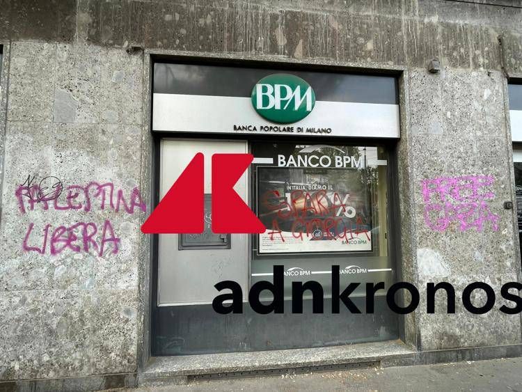 La scritta 'Spara a Giorgia' sulla vetrina di una banca. Foto Adnkronos