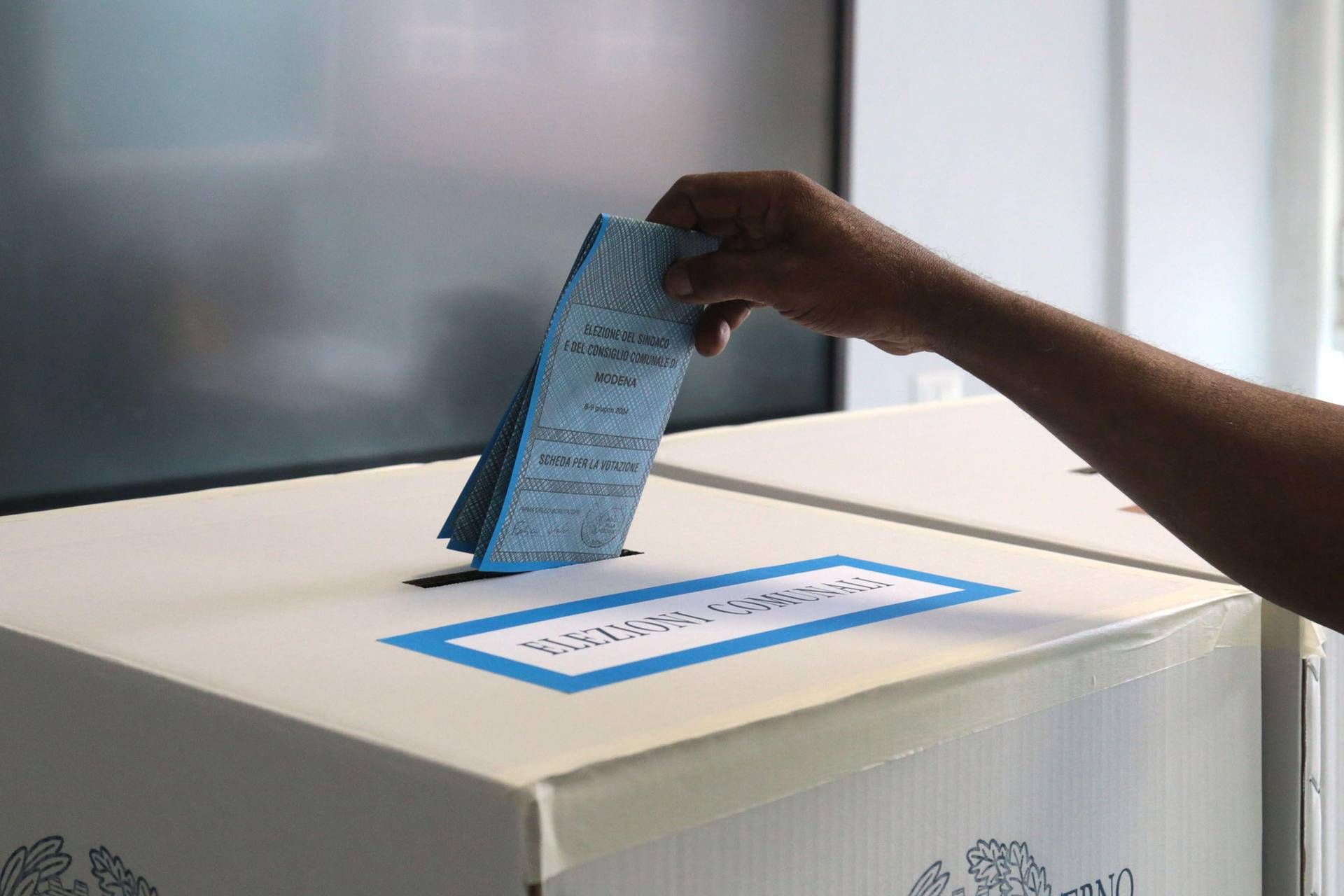 Comunali, ballottaggi in 13 comuni: alle 12 affluenza all'11,88%