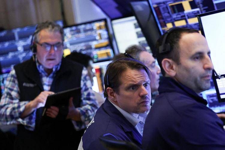 Borsa: a Piazza Affari corrono energetici, banche e Stellantis in rosso Borsa: a Piazza Affari corrono energetici, banche e Stellantis in rosso