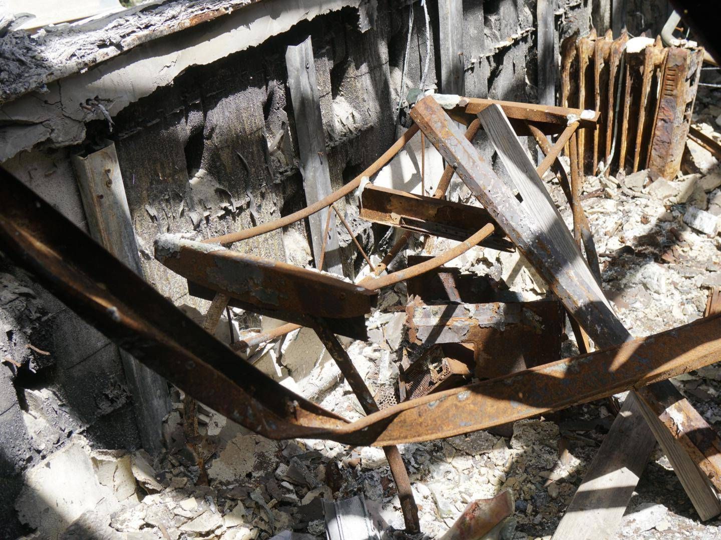 Dettagli di una casa bruciata all'ingresso del kibbutz Nir Oz, Israele