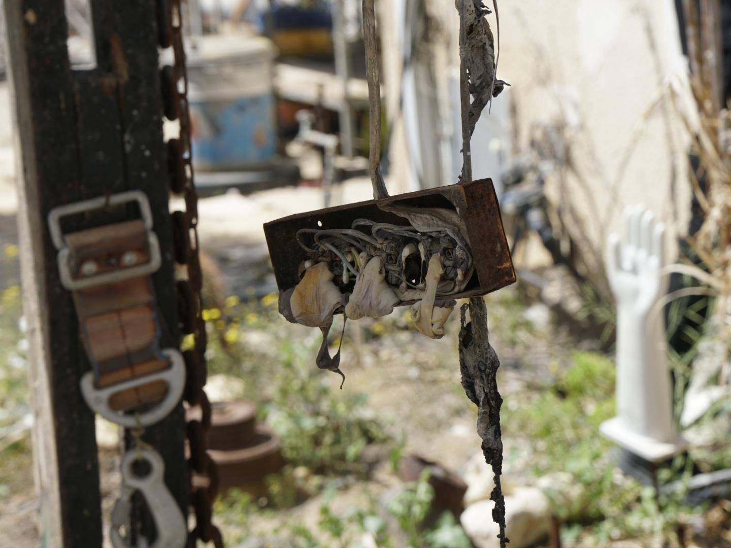 Dettagli di una casa bruciata all'ingresso del kibbutz Nir Oz, Israele