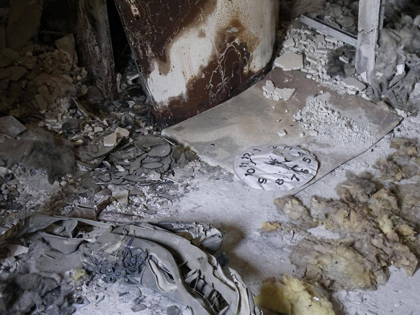 Interno distrutto di una casa del kibbutz Nir Oz, Israele