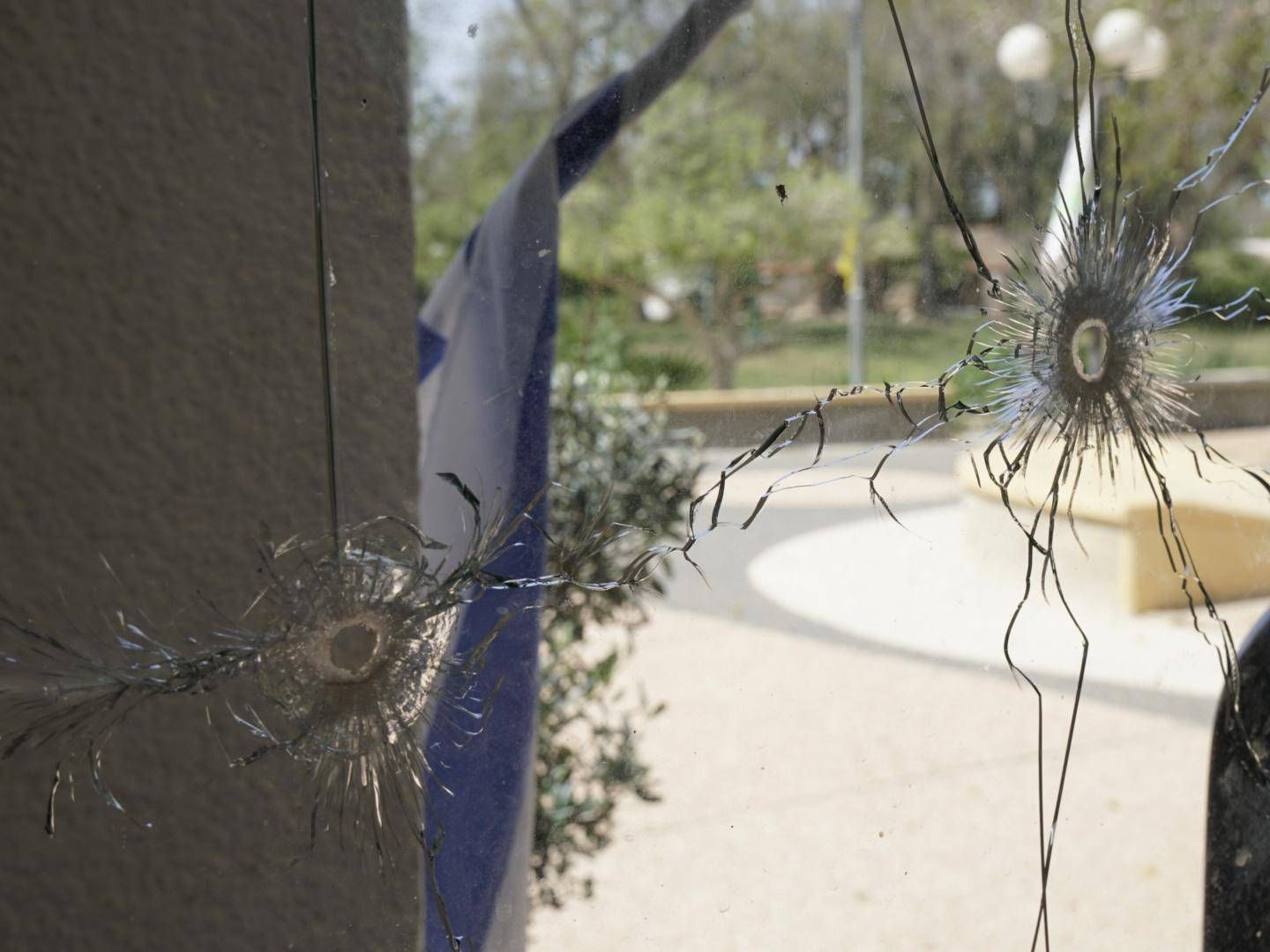 Buchi di proiettile nella porta d'ingresso dell'area comune del kibbutz Nir Oz, Israele