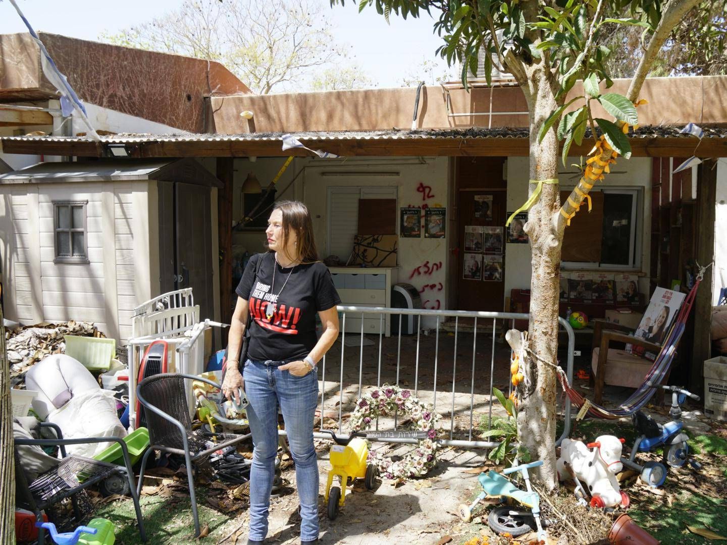 Rita Lifshitz di fronte alla casa della famiglia Bibas, kibbutz Nir Oz, Israele. Tutti i membri della famiglia sono morti in detenzione a Gaza, con l'eccezione del padre, Yarden, che ha appreso della morte dei suoi familiari solo quando è stato liberato