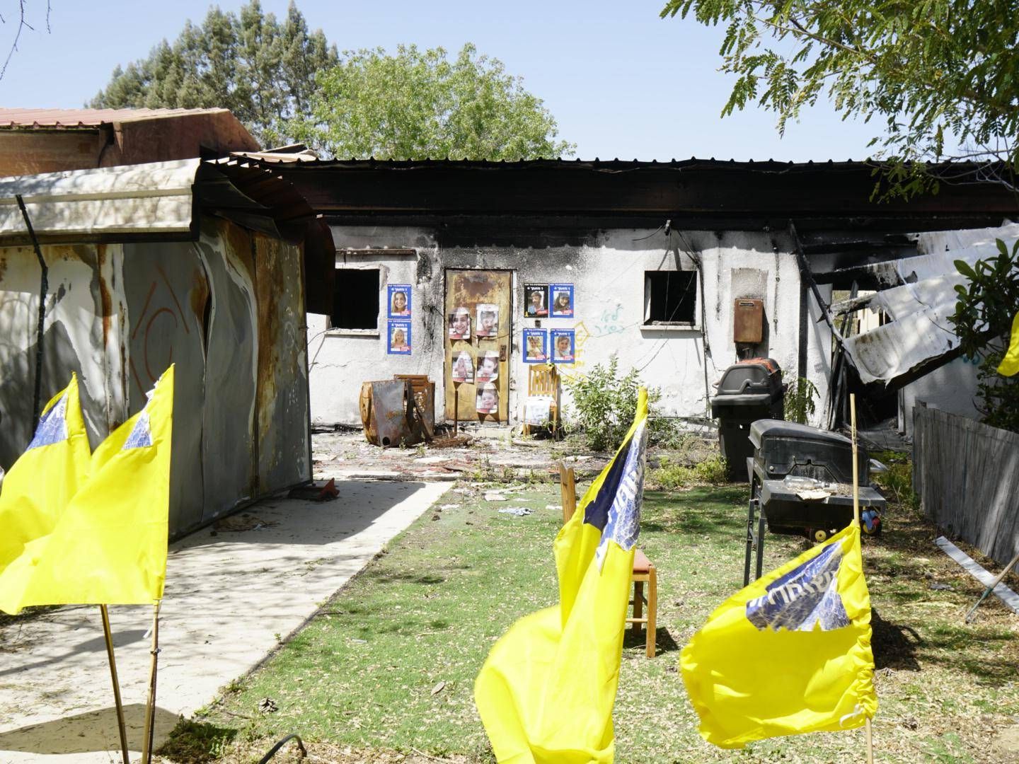 Casa della famiglia Konio, kibbutz Nir Oz, Israele. Il blu su bandiere e poster indica che gli ostaggi sono stati liberati, il nero la morte del soggetto durante l'attacco del sette ottobre 2023 (Otto Lanzavecchia/Adnkronos)
