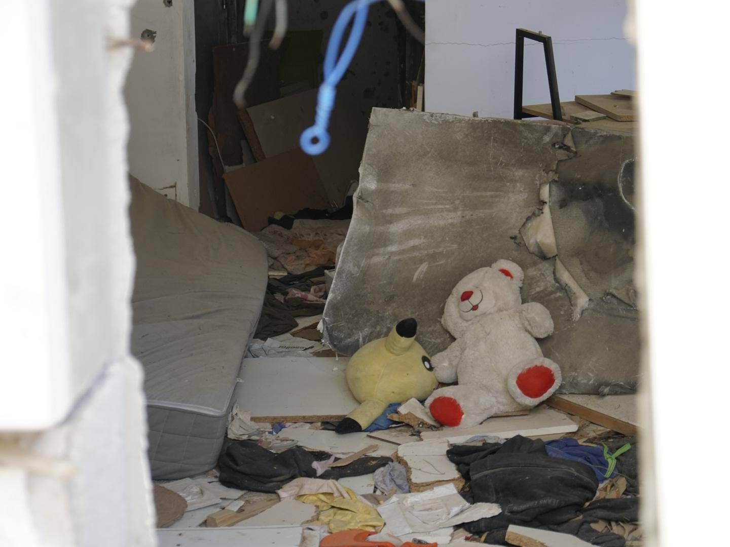 Interno distrutto di una casa del kibbutz Nir Oz, Israele