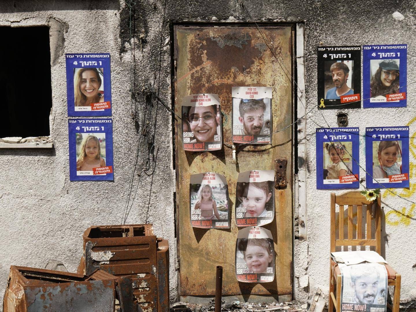 Casa della famiglia Konio, kibbutz Nir Oz, Israele. Il blu su bandiere e poster indica che gli ostaggi sono stati liberati, il nero la morte del soggetto durante l'attacco del sette ottobre 2023 (Otto Lanzavecchia/Adnkronos)