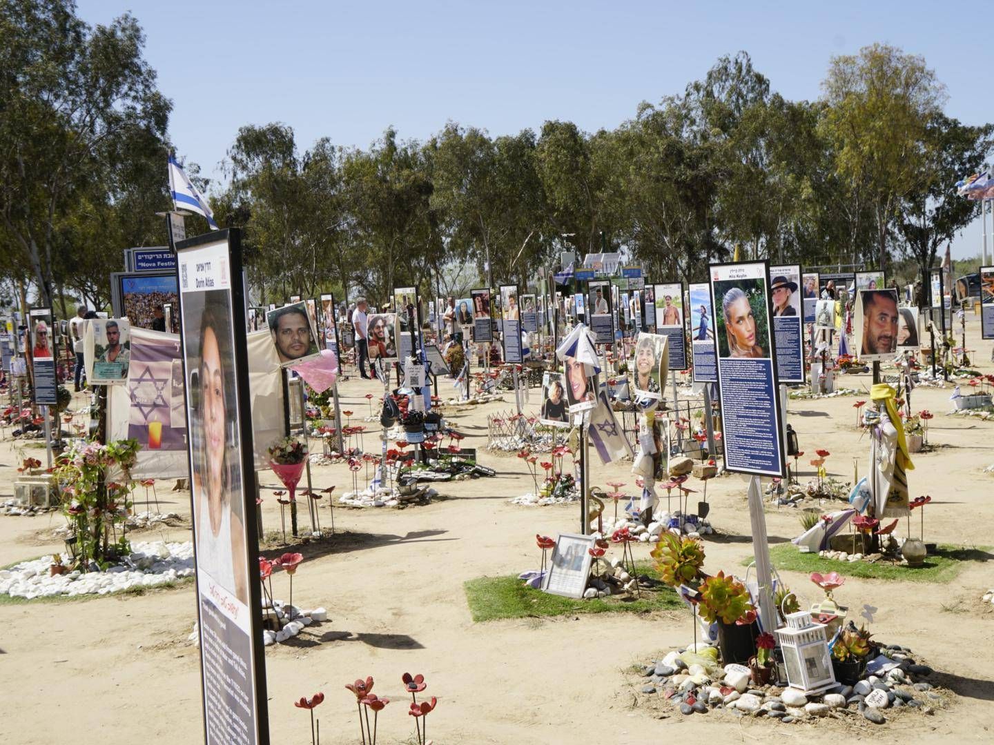 Fotografie commemorative delle vittime nel luogo del massacro del Nova Festival, regione di Eshkol, Israele