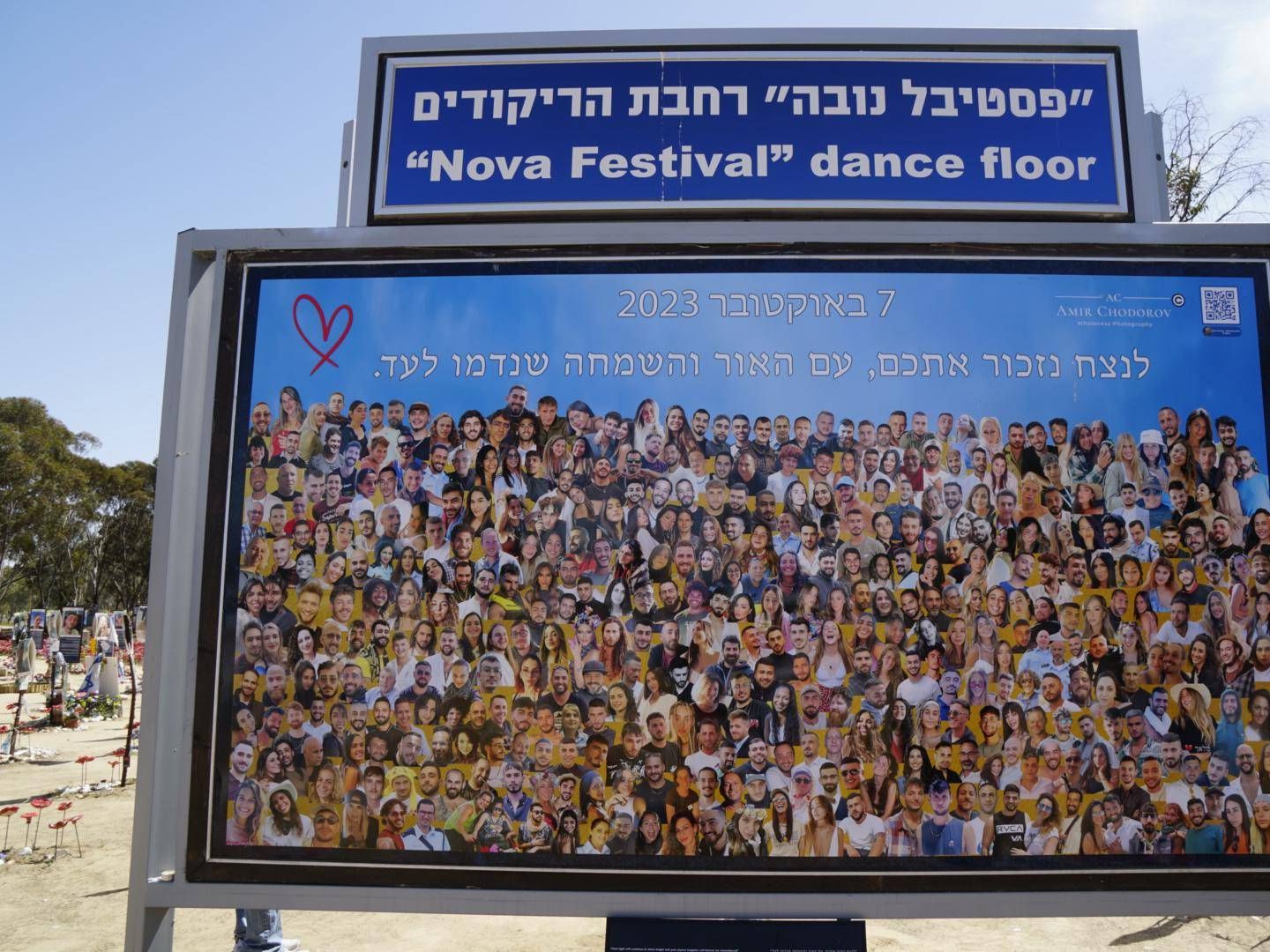 Fotografie commemorative delle vittime nel luogo del massacro del Nova Festival, regione di Eshkol, Israele