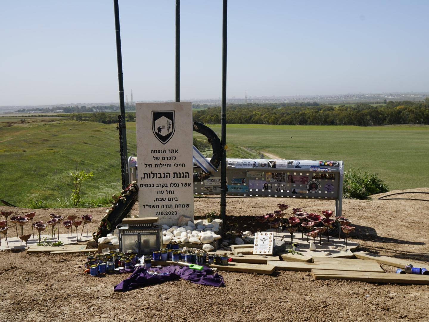 Sculture commemorative in una postazione di osservazione vicino alla base di Nahal Oz, Israele, dove sono state uccise diverse giovani soldatesse dell'Idf il sette ottobre 2023. In lontananza gli edifici della Striscia di Gaza