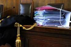 Toga e faldone in tribunale