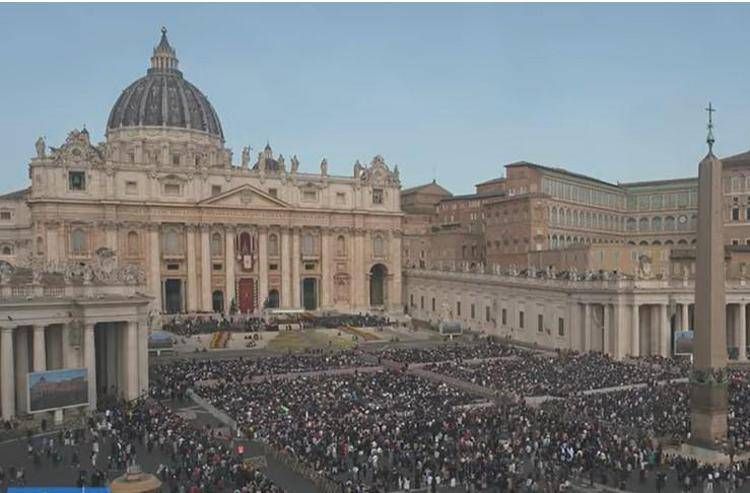 Pasqua, folla a San Pietro per la messa. Papa Francesco vuole essere all'Urbi et Orbi Pasqua, folla a San Pietro per la messa. Papa Francesco vuole essere all'Urbi et Orbi