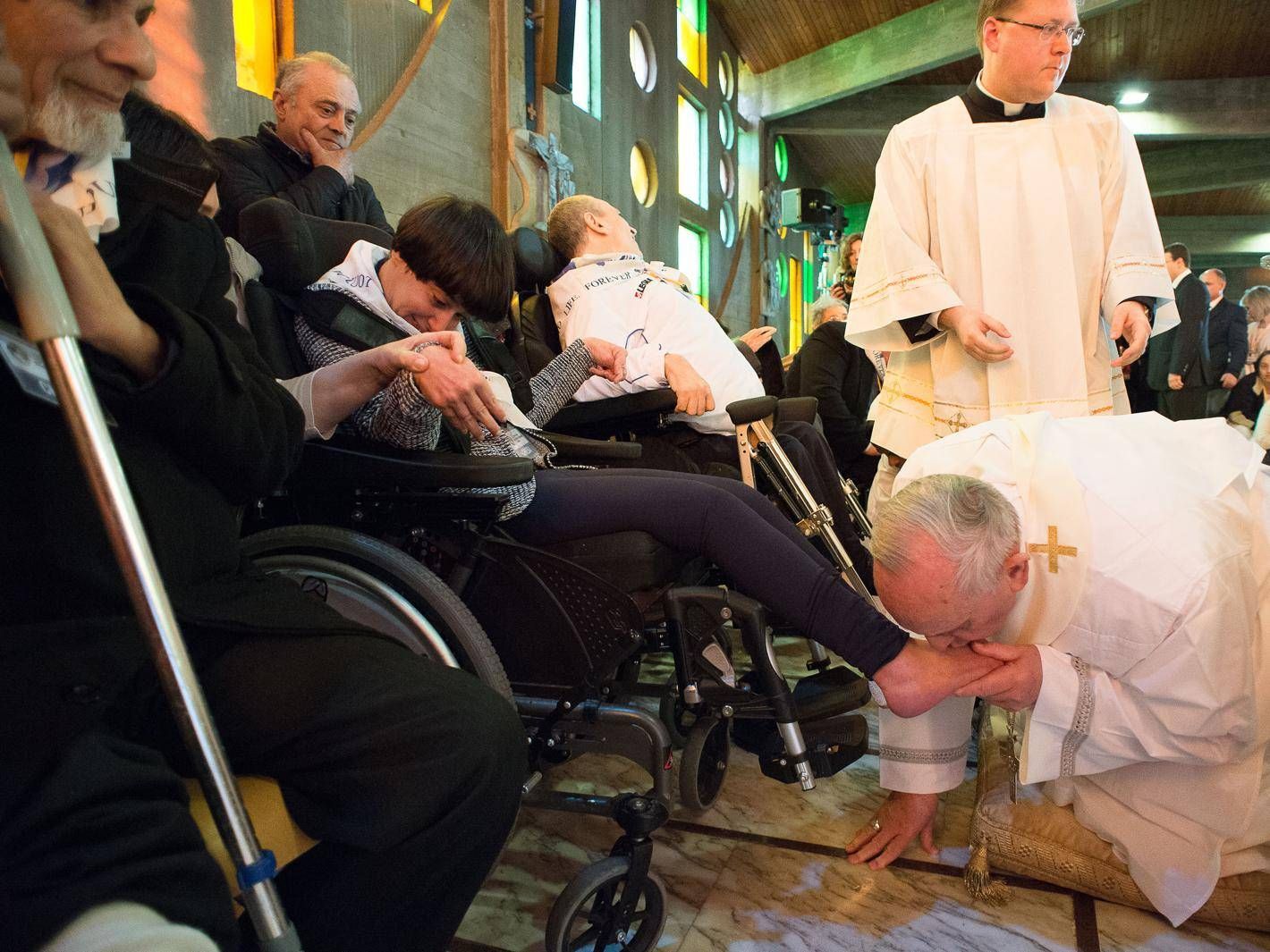 Roma, la lavanda dei piedi ai disabili nel 2014