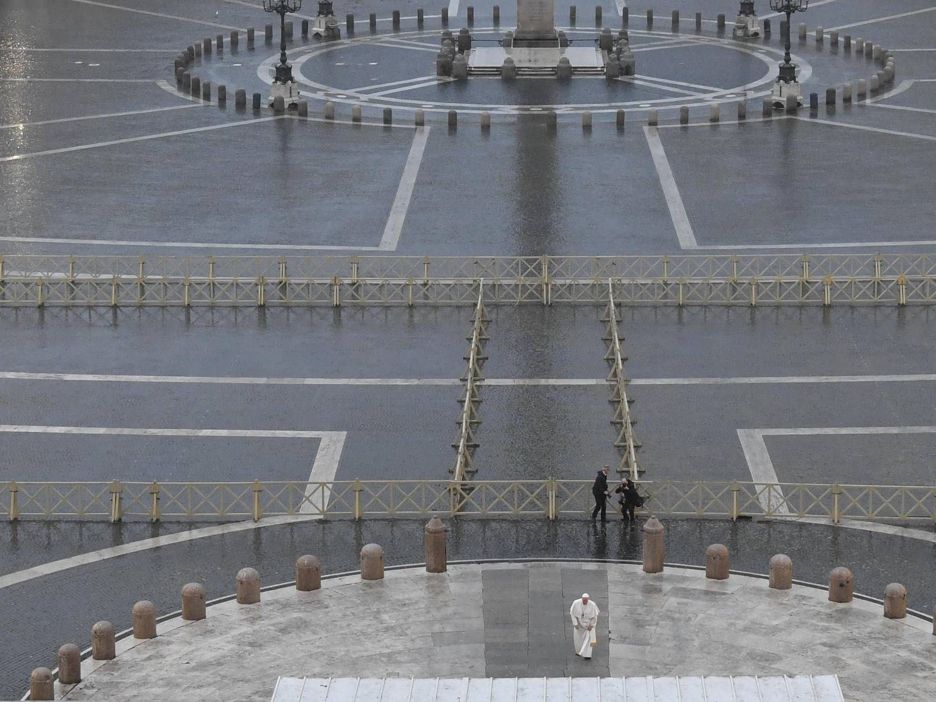 La benedizione 'Urbi et orbi' in una piazza San Pietro vuota a causa del lockdown per la pandemia da Coronavirus, il 27 marzo 2020