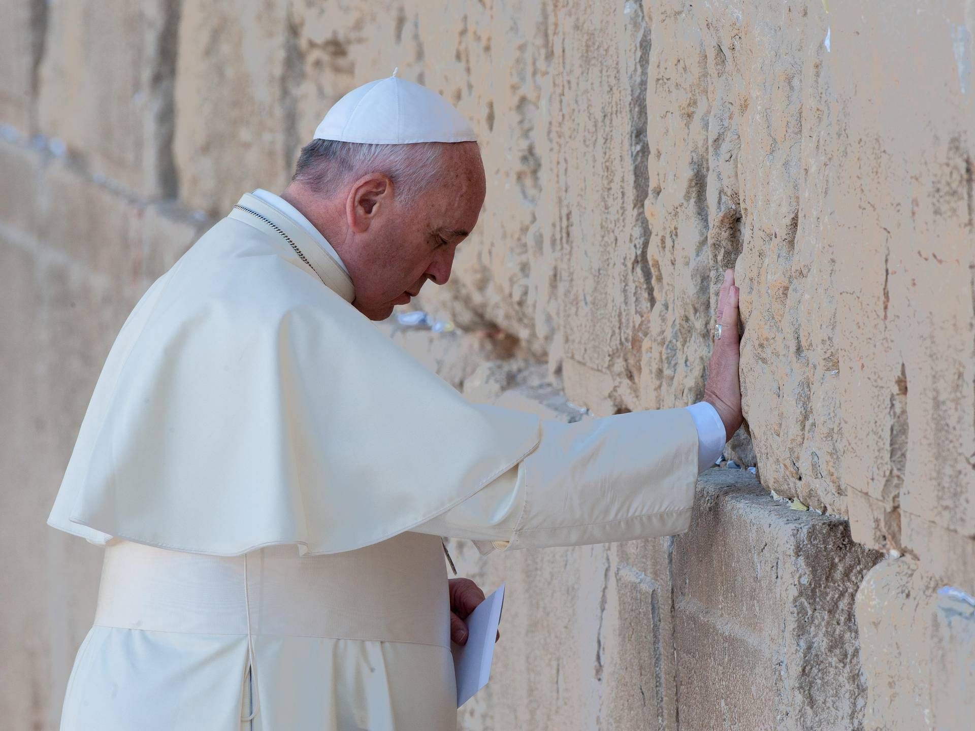 Papa Francesco tocca il Muro Occidentale nella Città Vecchia di Gerusalemme, il luogo più sacro dell'ebraismo, nel 2014